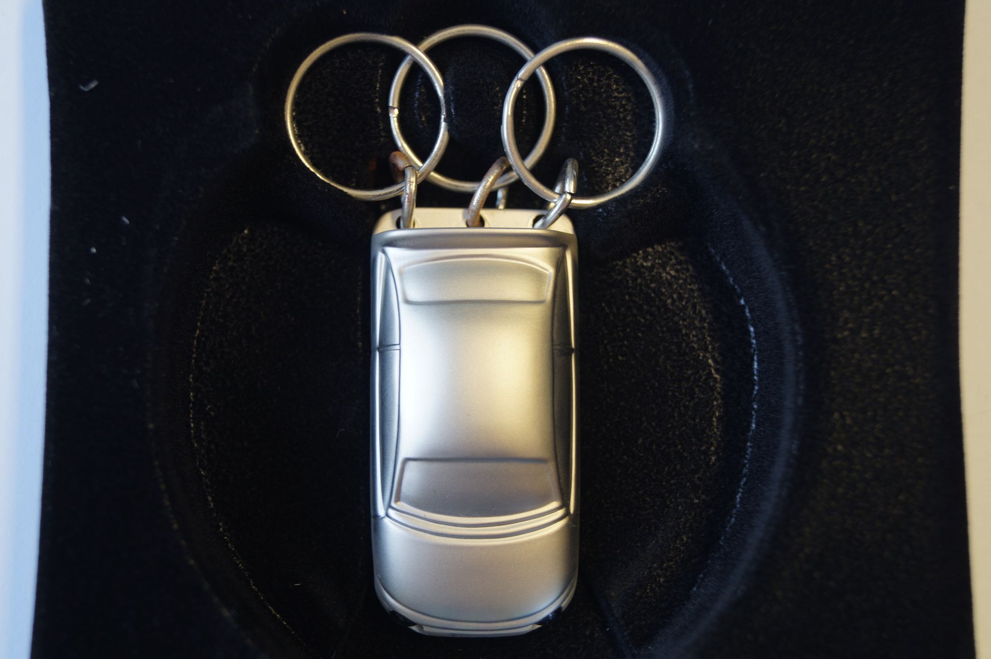 Schlüsselanhänger Auto silber mit Beleuchtung Neuware 1 Stück